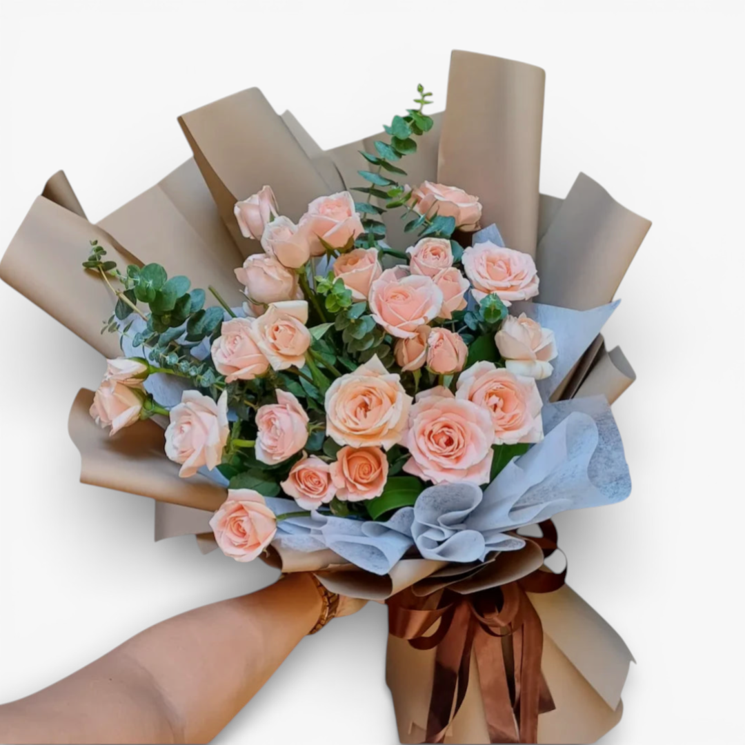 The Flowercart Terra Cotta bouquet: 24 soft pink roses with eucalyptus, wrapped in brown paper. Ideal for thoughtful gestures.